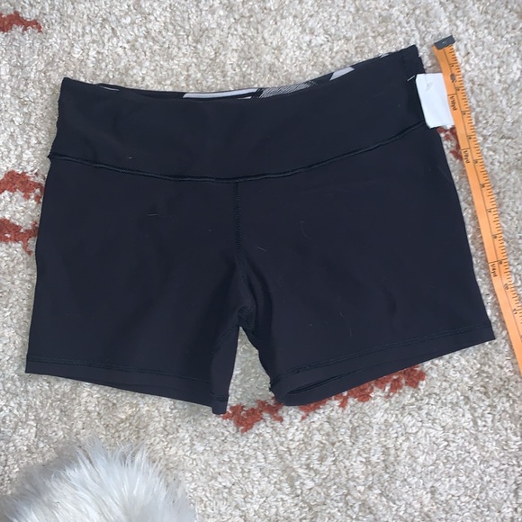 Lululemon-Groove Short- Sz 8- Reversible Bike Short- 5” Inseam- Black & White - Picture 10 of 11